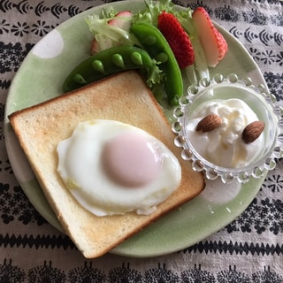 目玉焼きトーストの朝ごはん